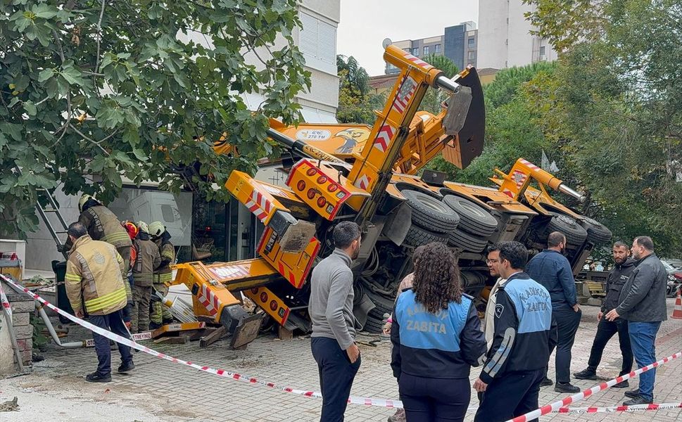 Kadıköy'de yan yatan vinç binaya ve 2 araca çarptı