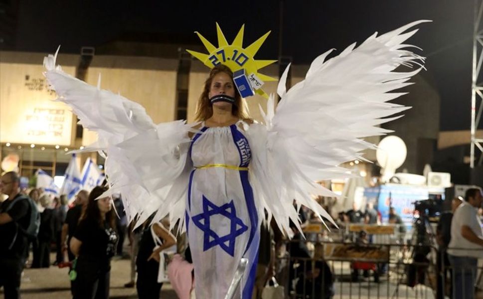 On binlerce Netanyahu muhalifi seçim öncesinde Tel Aviv'de toplandı