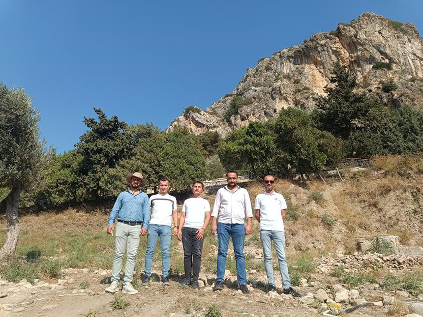 Ankara Ü Öğretim Üyesi Hatay Kazısı Bilimsel Danışmanı Doç. Dr. Yavuz Yeğin Hatay Müzesi Müdür Yardımcısı Ali Ateş Ve Ekip Üyeleri.