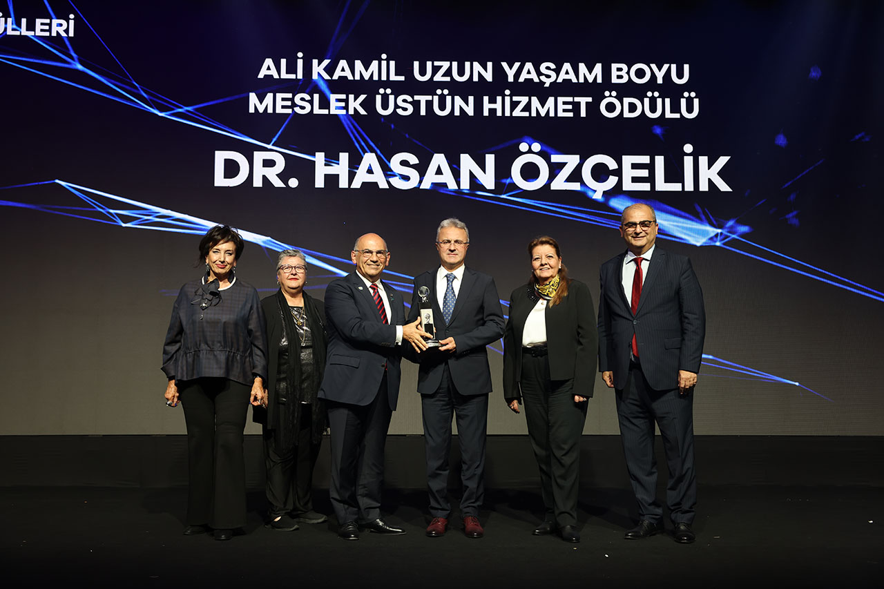 Ali Kamil Uzun Yaşam Boyu Üstün Hizmet Ödülü Takdimi Dr. Hasan Özçeli̇k