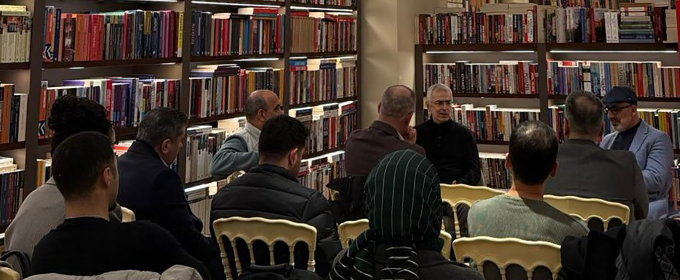 Doğu'nun Bitmeyen Şarkısı Söyleşi Ve Imza Günü .