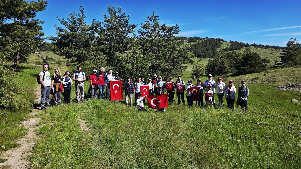 Amasya'da doğaseverlerden A Milli Takım'a destek yürüyüşü