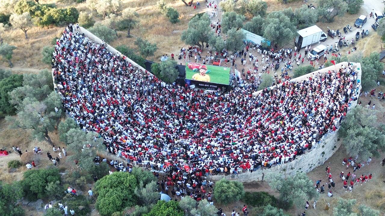 Dünya Kupası'nda 24 yıl sonraki ilk maç Antiphellos Antik Tiyatrosu'nda izlendi