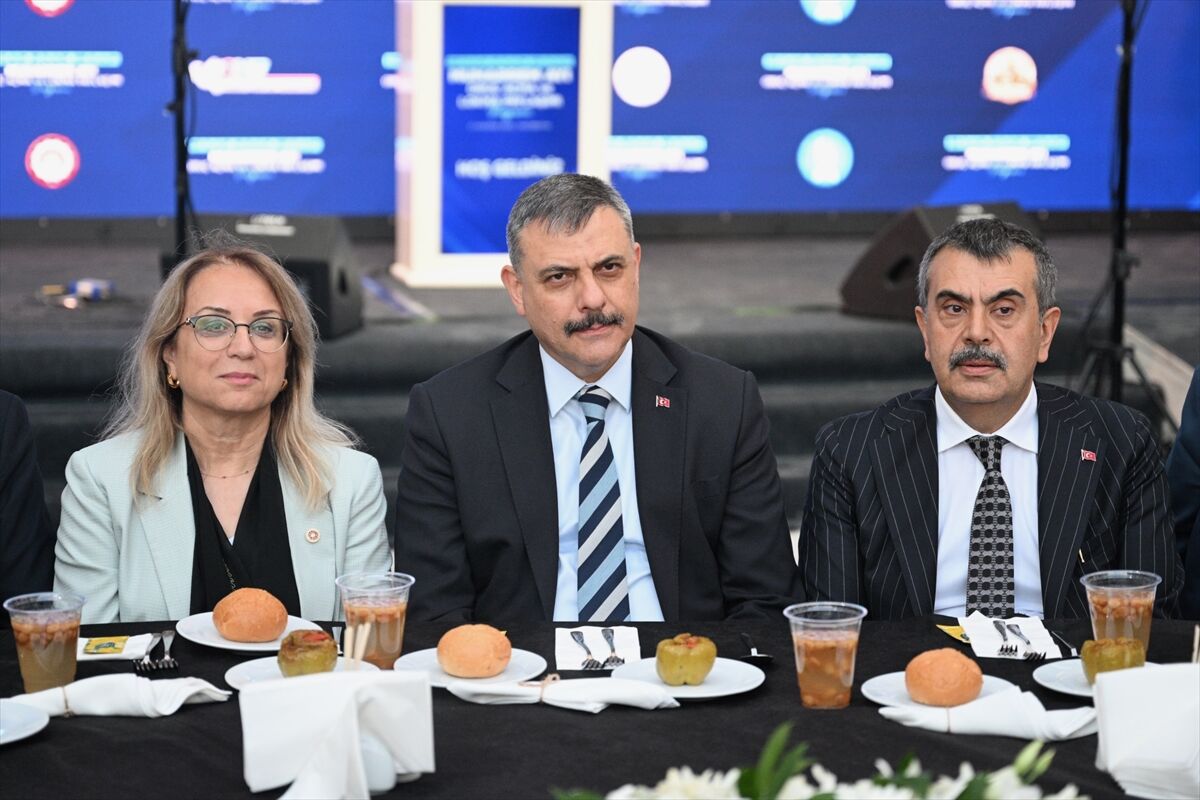 Bakan Çiftçi: 'Bu aziz vatan; Alevisiyle, Sünnisiyle, Türküyle, Kürdüyle, Arabıyla, Çerkesiyle aynı gök kubbenin altında kader birliği yapmış büyük bir milletin yurdudur.'