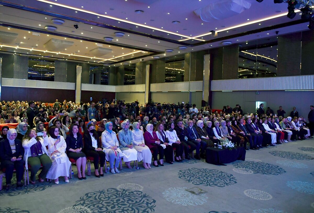 Emine Erdoğan, Şule Yüksel Şenler Vakfının 'Kursiyer ve Mezuniyet Buluşması'na katıldı: