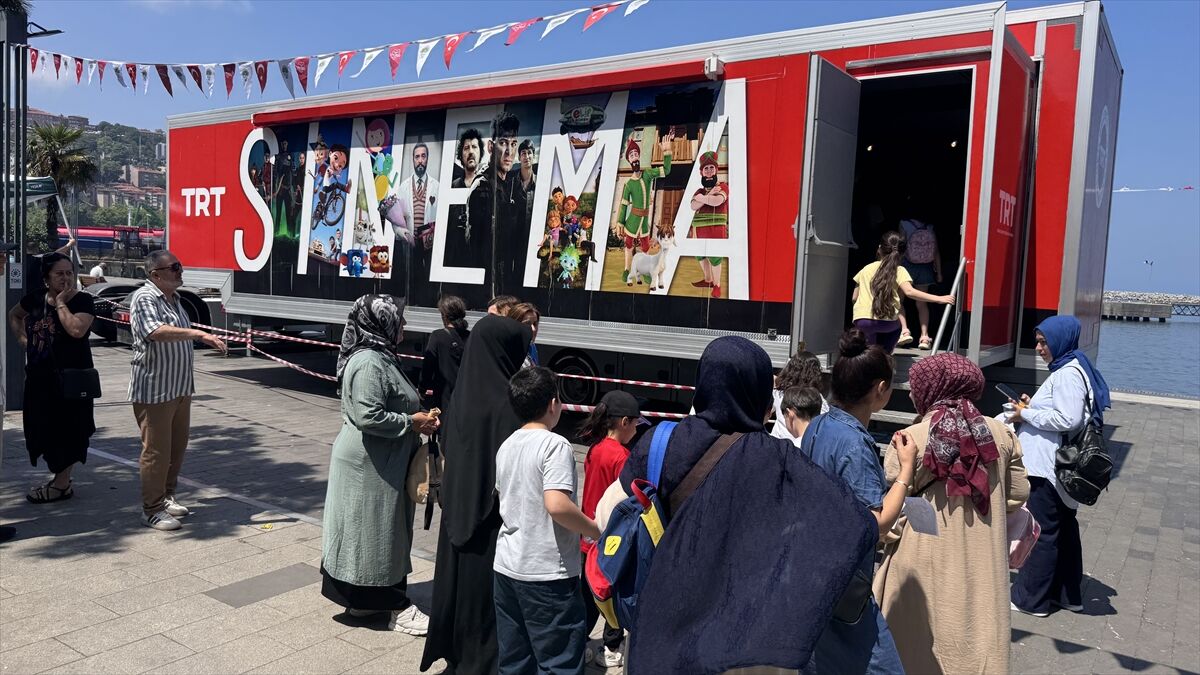 TRT Mobil Sinema Tırı Zonguldak'ta çocuklarla buluştu