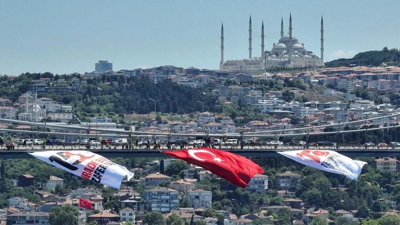 İstanbul Boğazı'ndaki köprülere 15 Temmuz dolayısıyla Türk bayrağı asıldı