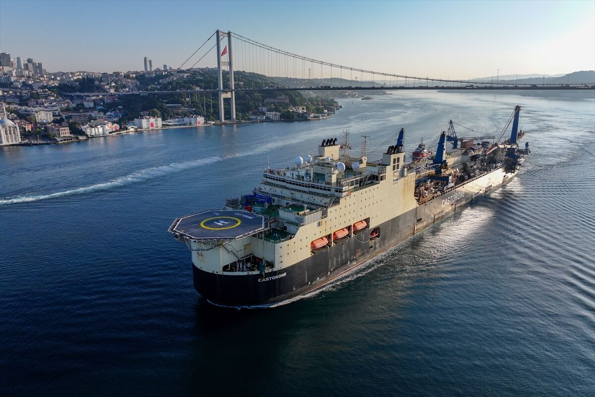 Doğal gaz boru hattı döşeme gemisi İstanbul Boğazı'ndan geçti