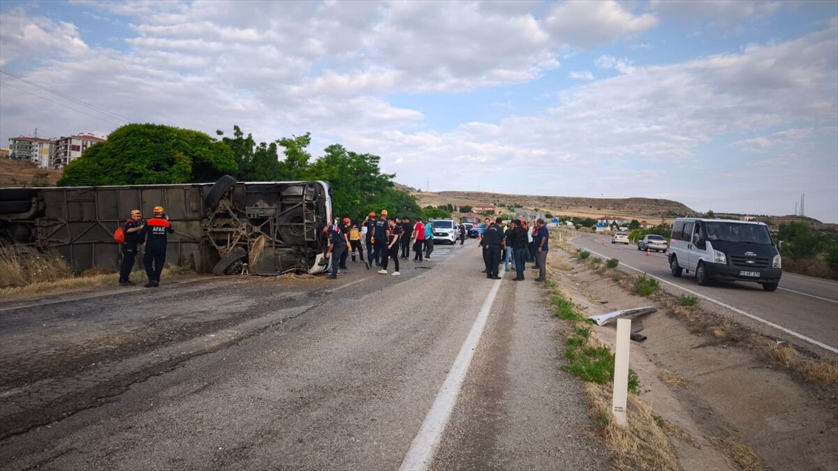 Kırıkkale'de devrilen yolcu otobüsündeki 41 kişi yaralandı