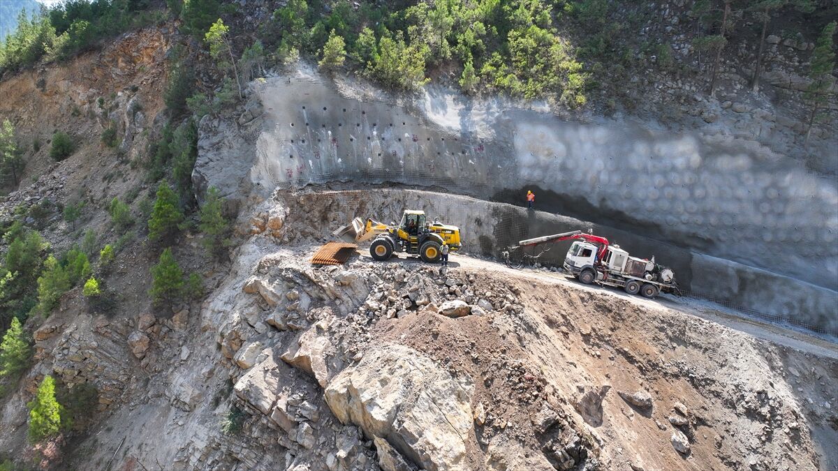 Adana'da Feke-Saimbeyli kara yolundaki 2 tünelin yapımı sürüyor