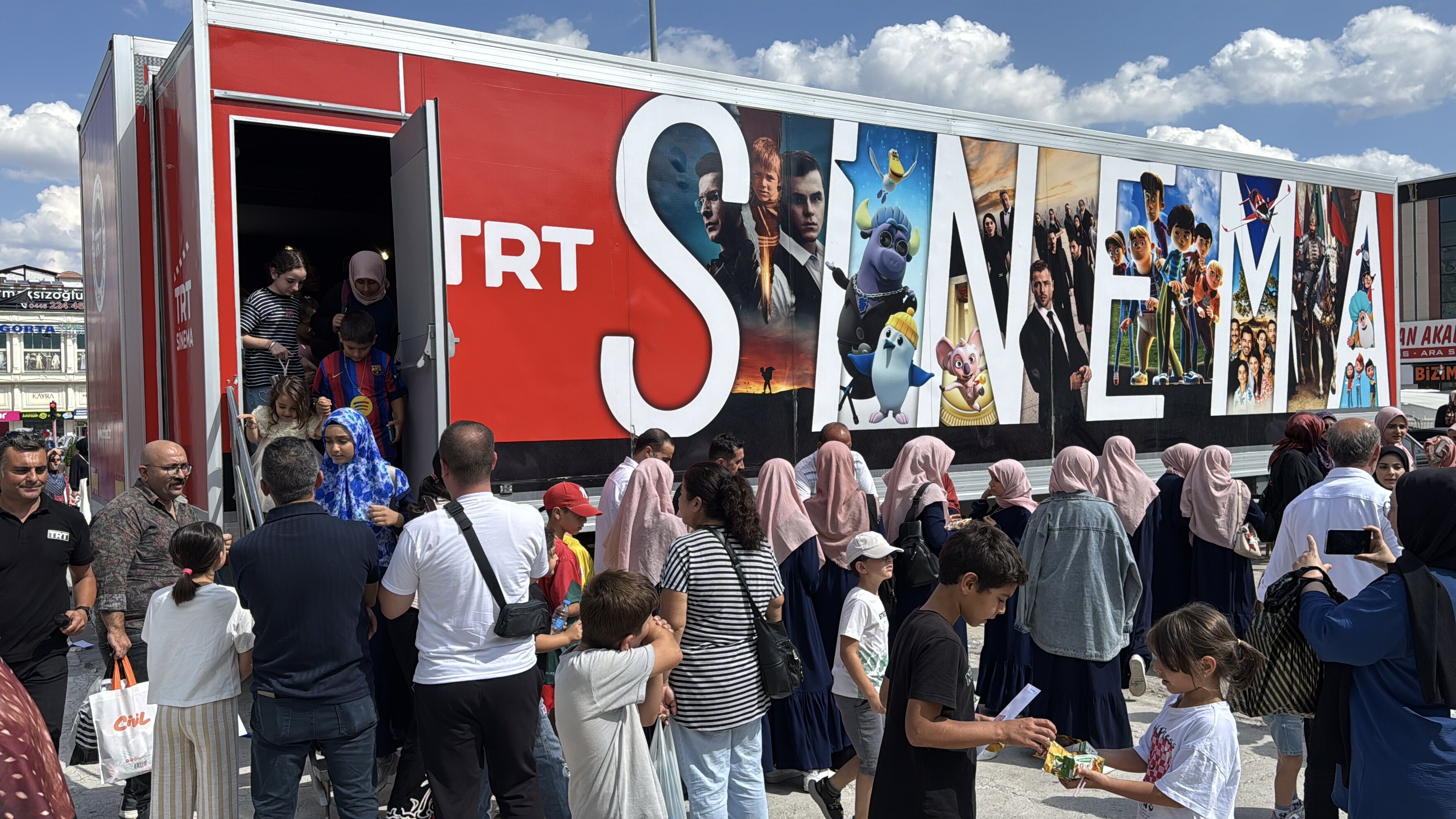 Erzincan'da TRT Sinema Tırı yaklaşık 3 bin çocuğa sinema keyfi yaşattı
