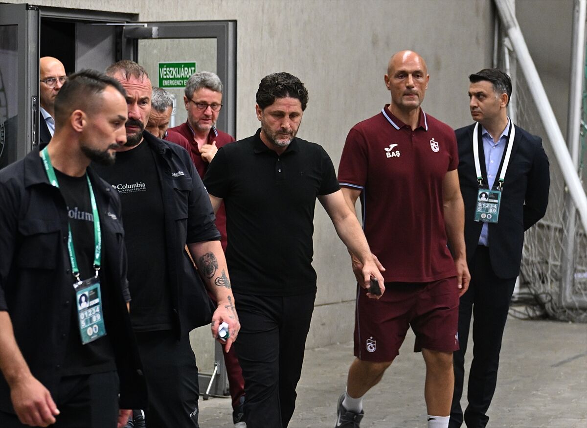 Trabzonspor'daki görevinden istifa ettiğini açıklayan Fatih Tekke, takım otobüsüyle stattan ayrıldı