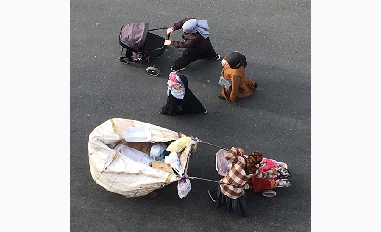 Gülen bebekle ağlayan bebek