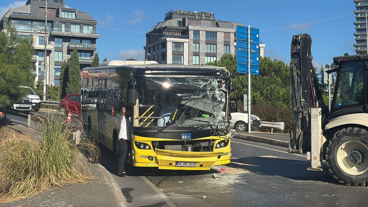İETT otobüsü ile iş makinesinin çarpışması sonucu 5 kişi yaralandı