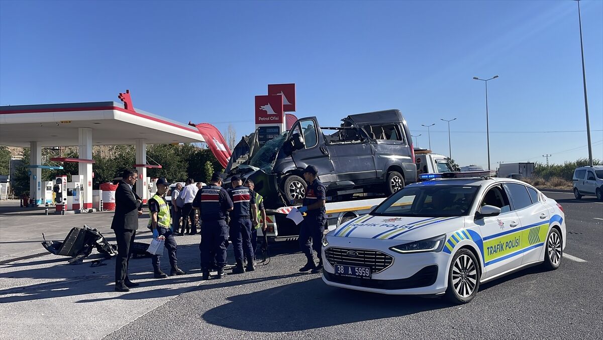 Kayseri'de minibüsün halk otobüsüne çarptığı kazada 3 kişi yaralandı