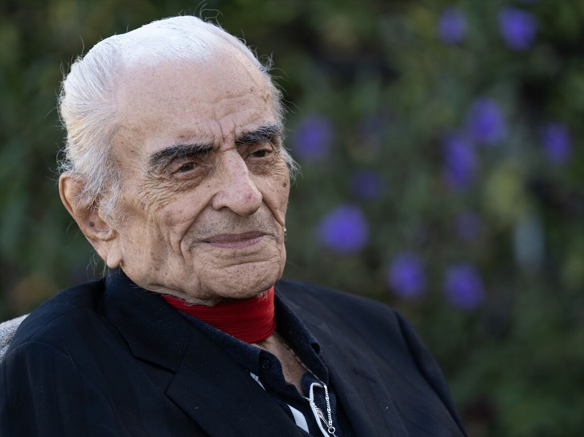 Antalya'da tedavi gören şarkıcı Alpay hayatını kaybetti