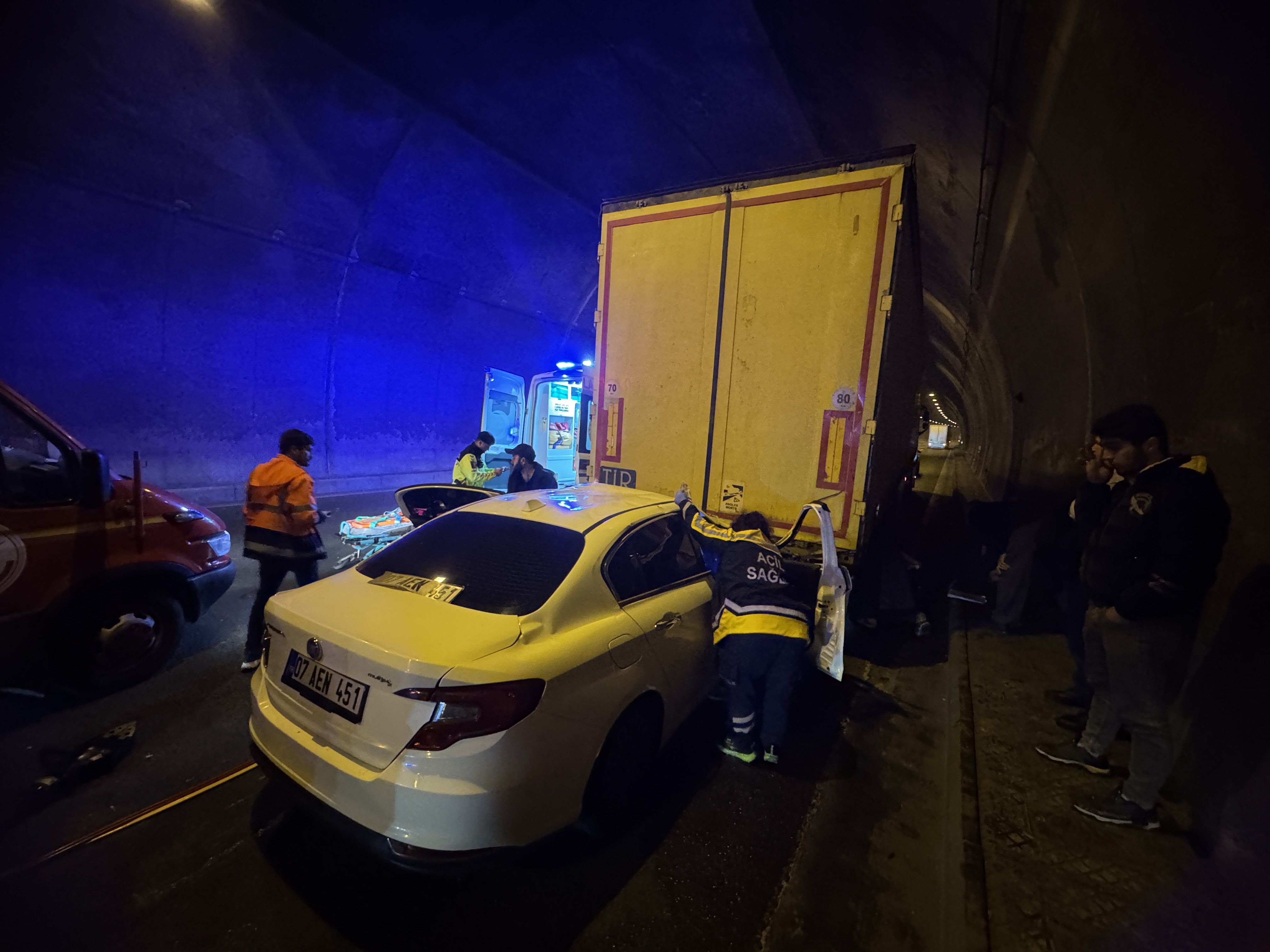 Bolu Dağı Tüneli'nde tıra çarpan otomobildeki baba ve oğlu yaralandı