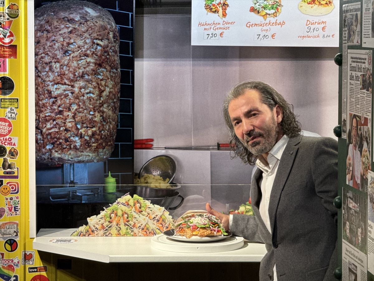 Dünyanın ilk bal mumu döneri Berlin'de sergileniyor