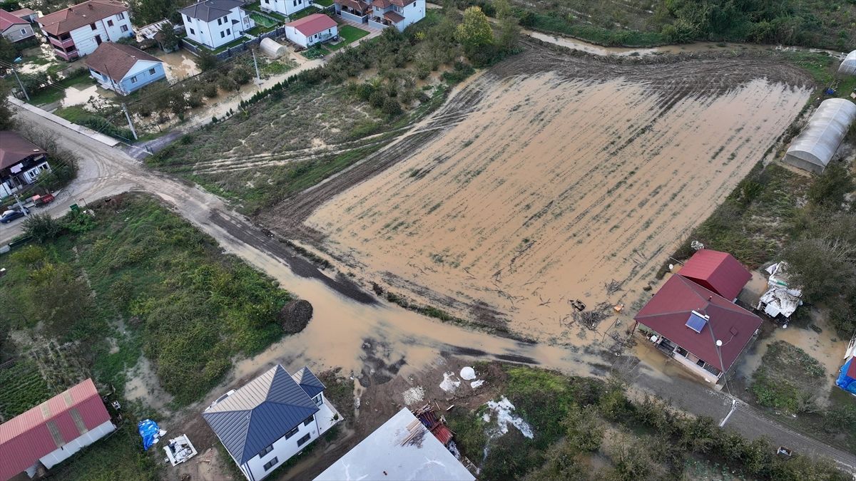 Düzce'de taşkından etkilenen bölgede su tahliye çalışmaları sürüyor