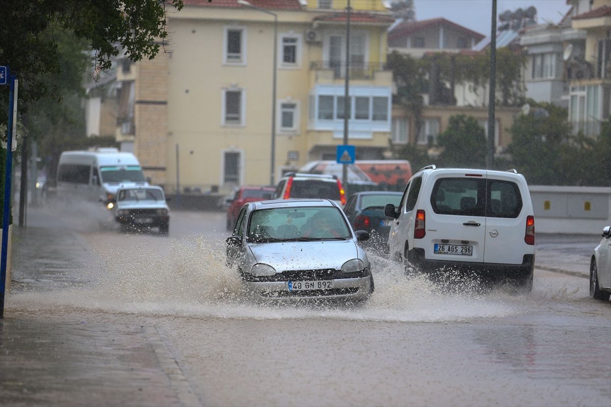 Fethiye'de sağanak hayatı olumsuz etkiledi