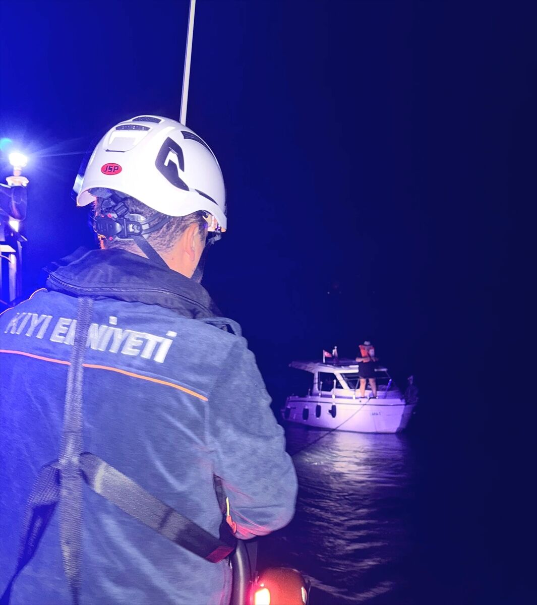 Fethiye'de sürüklenen teknedeki 2 kişi kurtarıldı