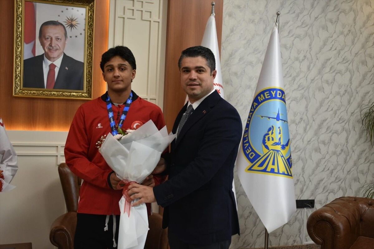 Hırvatistan'dan madalyayla dönen güreşçiler, Erzurum'da çiçeklerle karşılandı