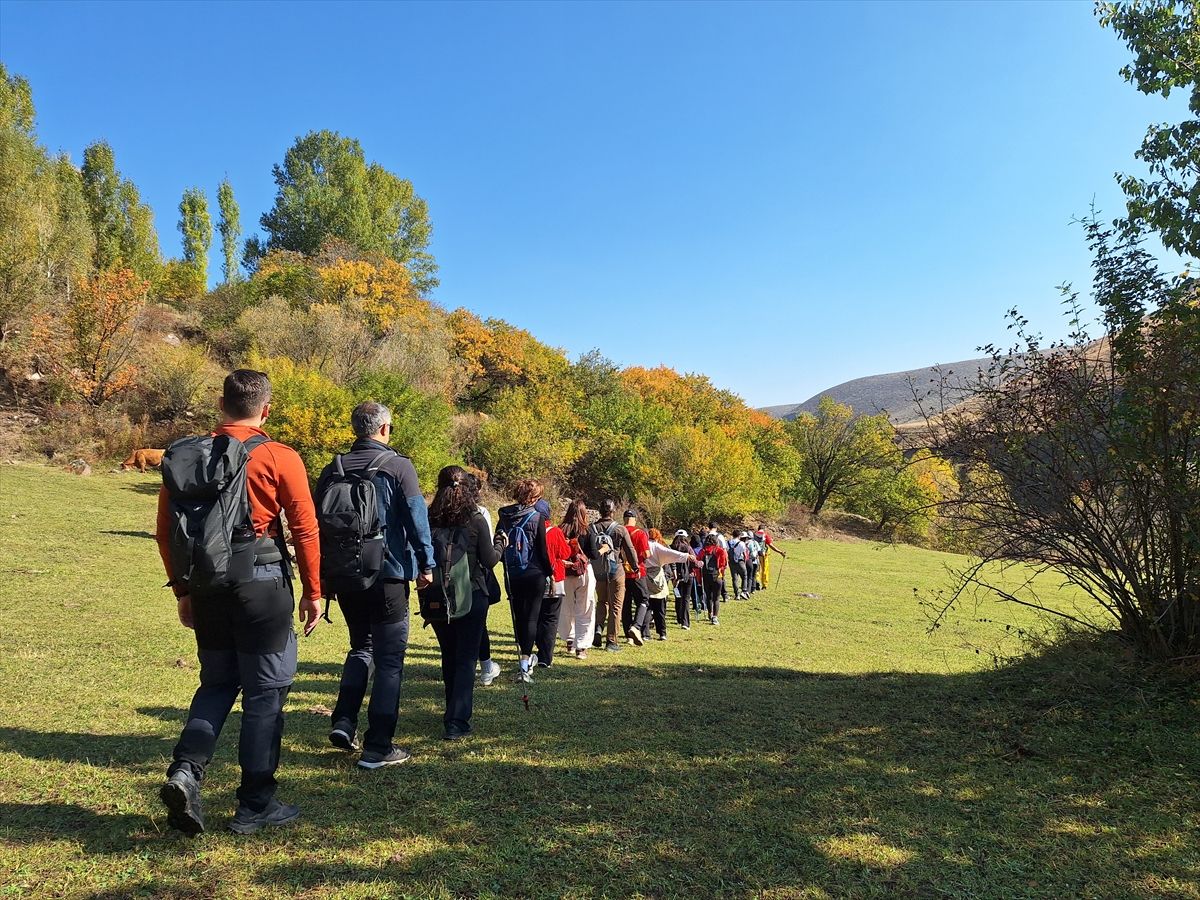 Iğdır'da doğaseverler sonbahar renklerine bürünen Üçkaya Vadisi'ni gezdi