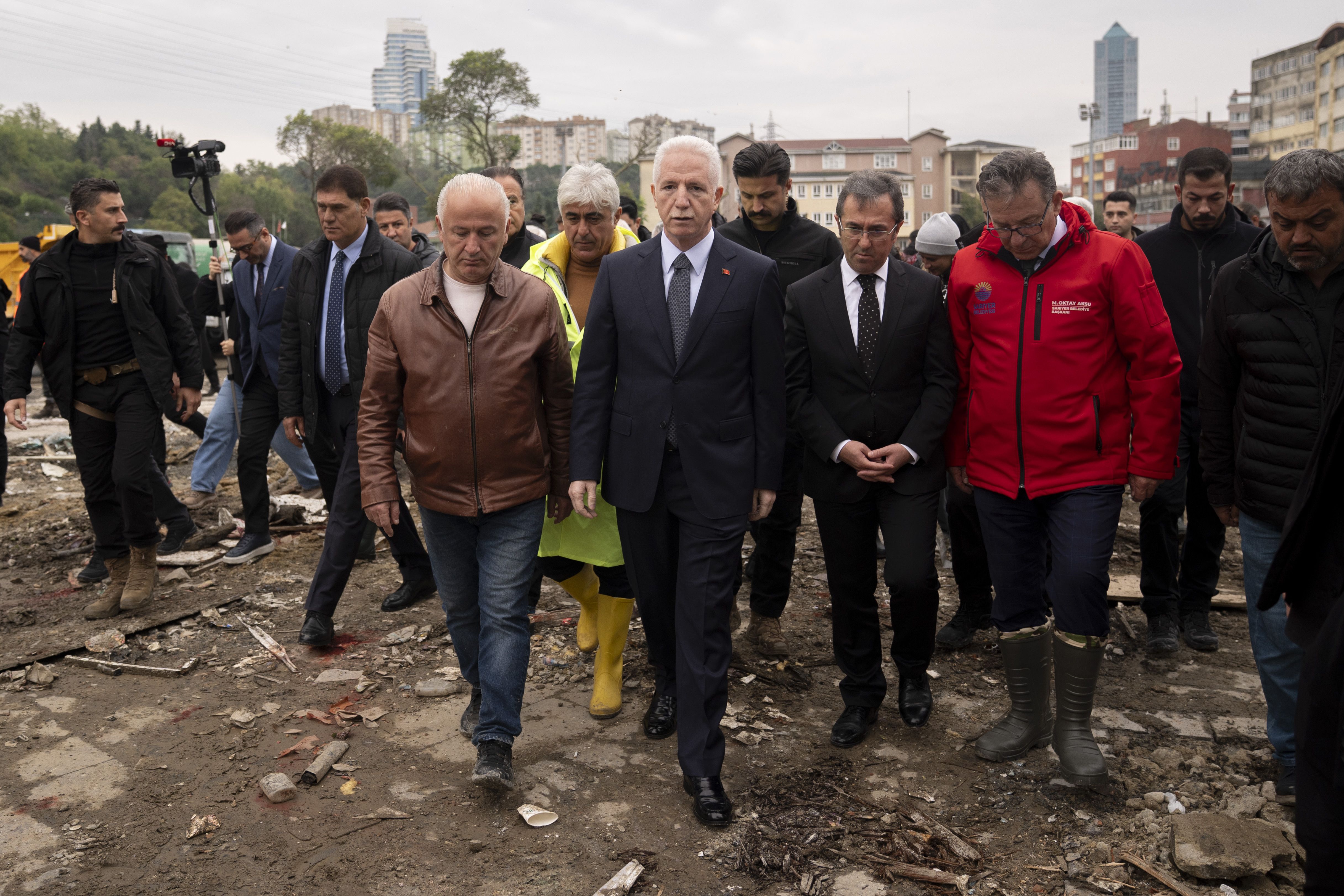 İstanbul Valisi Gül, selden etkilenen Ayazağa'da basın mensuplarına konuştu: