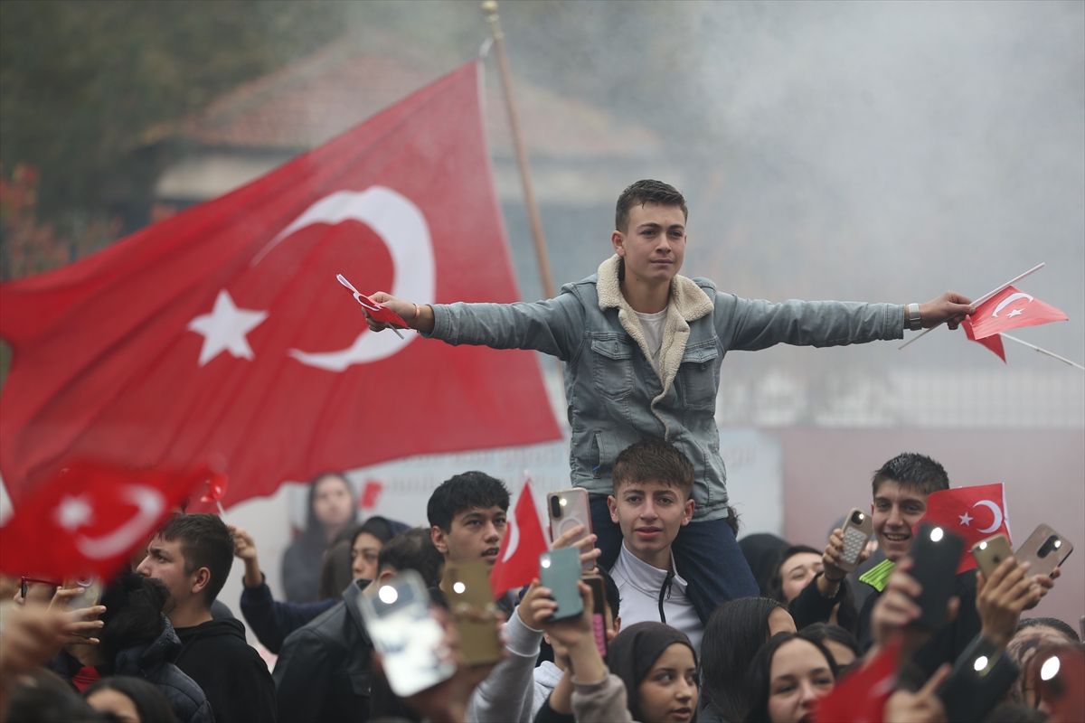 Kayseri'de öğrencilerden meşaleli Cumhuriyet Bayramı kutlaması