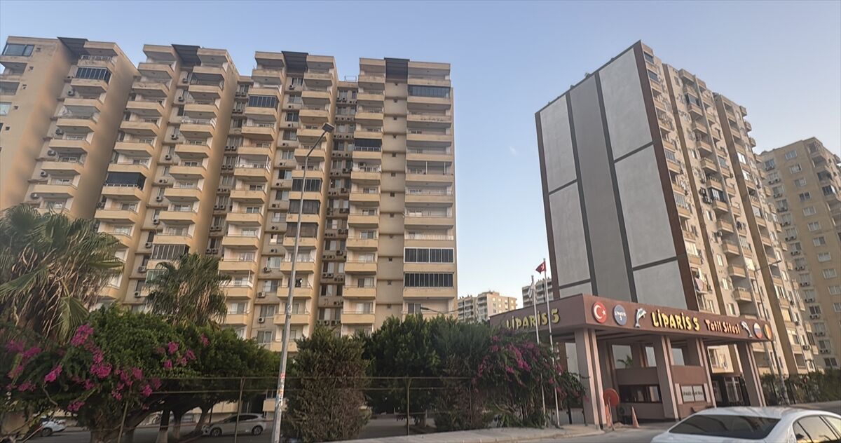 Mersin'de apartmanın 14. katından düşen kadın öldü