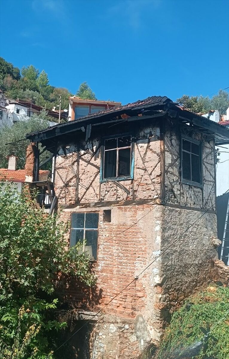 Muğla'da 2 katlı ev yandı