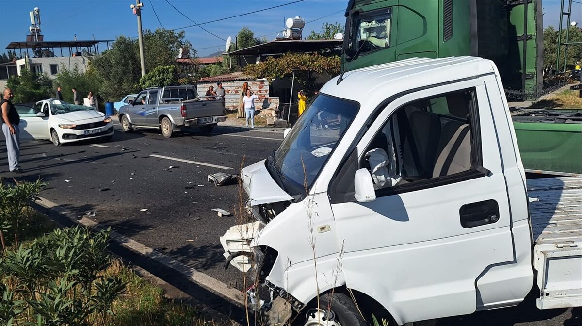 Muğla'da kamyonetle otomobilin çarpıştığı kazada 1 kişi öldü, 2 kişi yaralandı