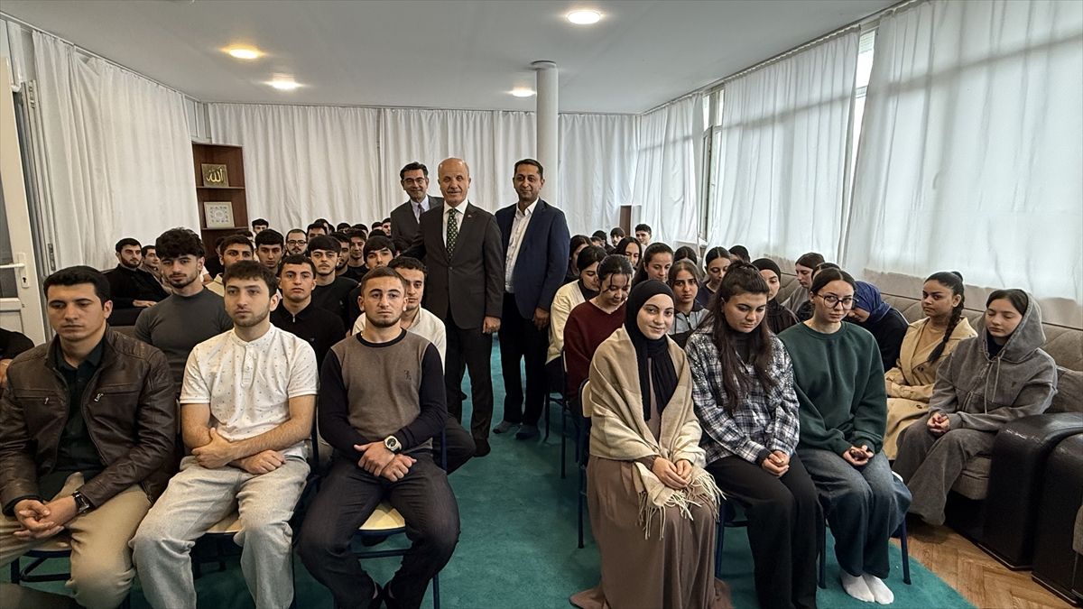 YÖK Başkanı Özvar, Tiflis'te uluslararası öğrencilerle buluştu